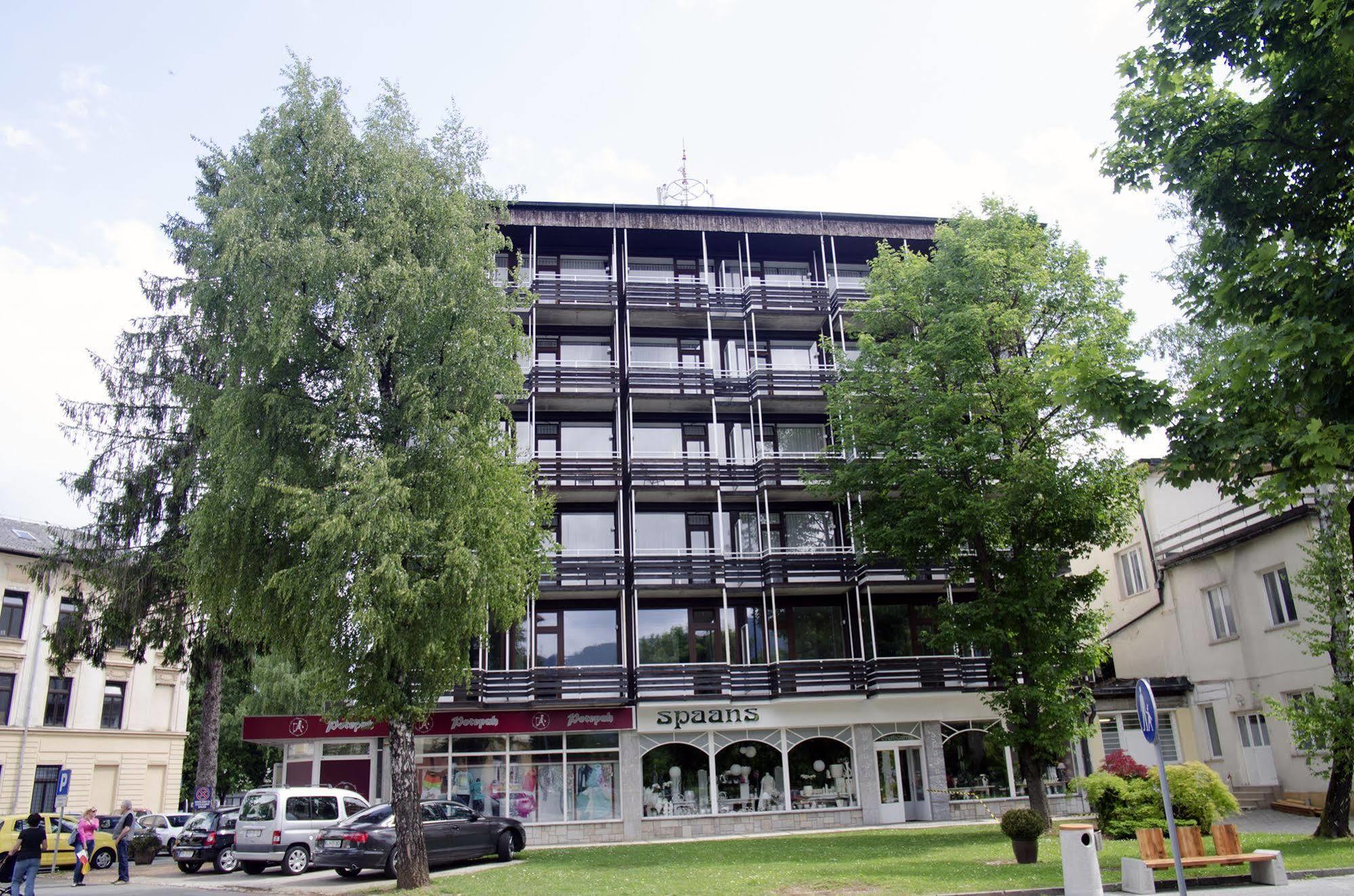 Grajski Dvor 3*